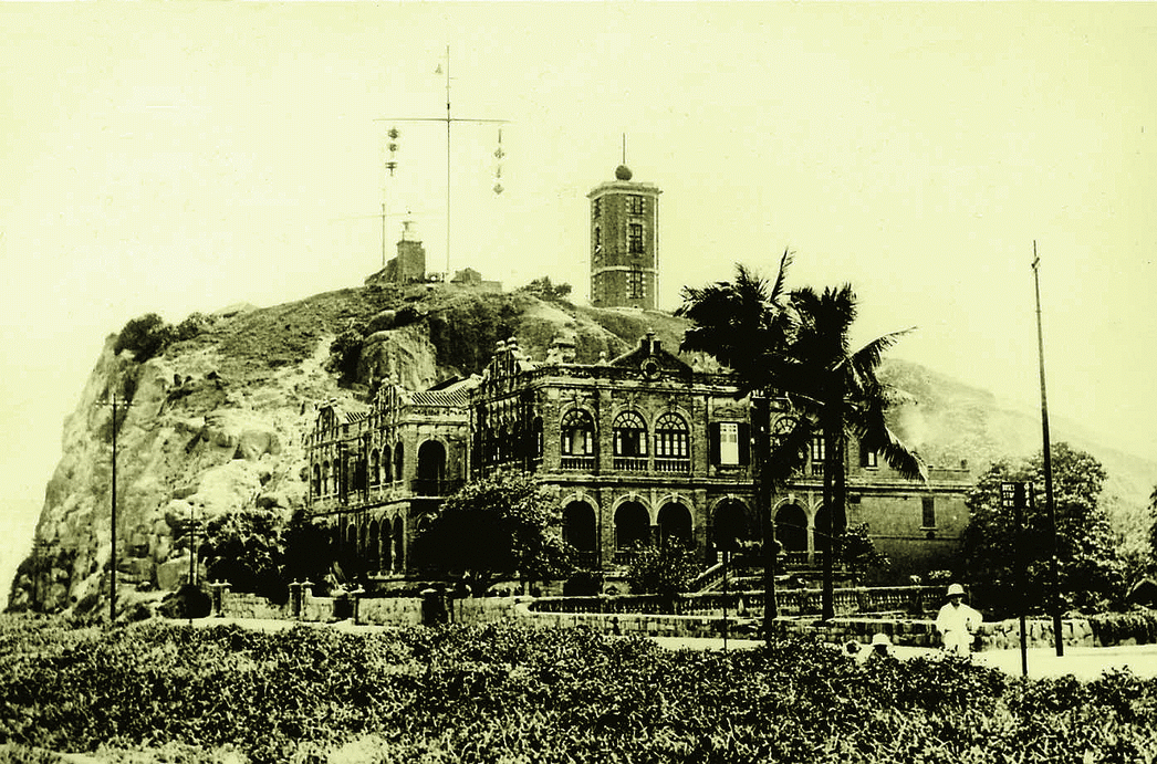 Tropical cyclone warning signals hoisting at Blackhead's Hill, Tsim Sha Tsui in the early 20th century.