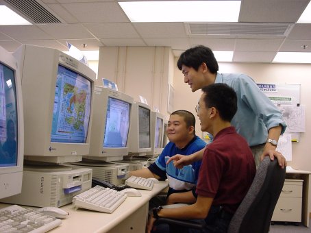 Colleagues of HKO always share their work experience with the summer helpers