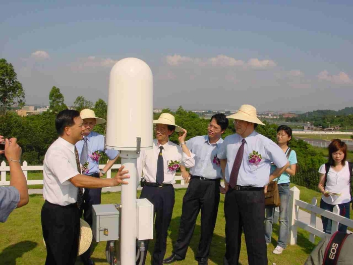 Figure 2.  Mr. HT POON, Senior Scientific Officer of the Hong Kong Observatory, explaining the functions of the lightning detection sensor to the media.
