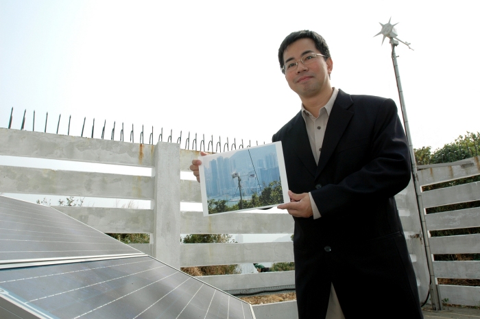 Mr. Edwin Ginn, Senior Scientific Officer of the Hong Kong Observatory, introduced to the media the application of renewable energy at the Green Island Automatic Weather Station.