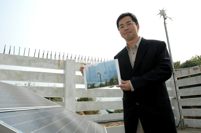 Mr. Edwin Ginn, Senior Scientific Officer of the Hong Kong Observatory, introduced to the media the application of renewable energy at the Green Island Automatic Weather Station.