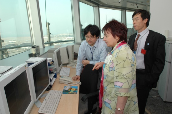 Figure 2.  Experts from Russia and Vietnam exchanged their views with the Observatory's staff during the visit to the Airport Meteorological Office.