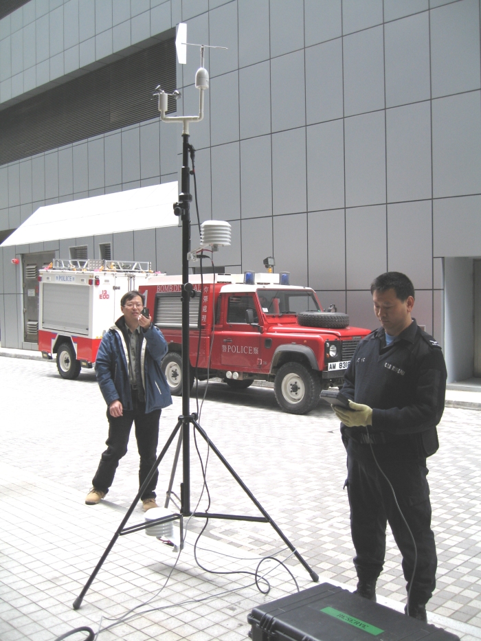 Thomas Leung, Radar Specialist Mechanic of the Observatory (left), seen here assisting the Police in testing the portable monitoring station 