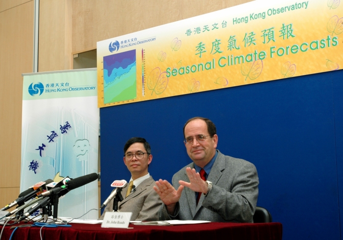 Assistant Director of the Hong Kong Observatory Mr. Yeung Kai-hing and Director of the Experimental Climate Prediction Centre, University of California at San Diego Dr. John Roads elaborating on the Hong Kong seasonal climate forecasts.