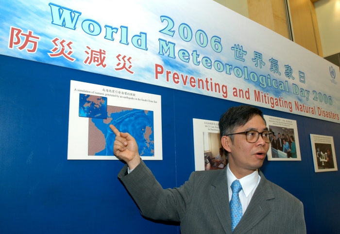 Figure 2.   Yeung Kai-hing, Assistant Director, explains how the tsunami numerical model works