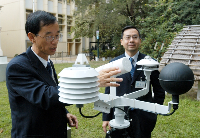 Figure 3.   Lam Chiu-ying and Lee Boon-ying explain how a specially built Wet Bulb Globe Temperature system help to monitor heat stress for horses