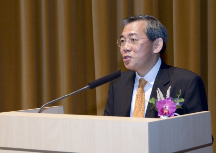 Figure 1.   Mr. Joseph Wong, Secretary for Commerce, Industry and Technology, addressing the symposium's opening