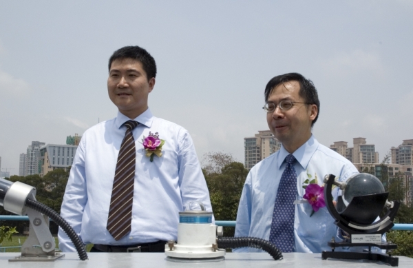 Dr. Lee Boon-ying (right) and Dr. Ng Chi-cheung (left) introducing the UV Index forecasting service to the press media at the King's Park Meteorological Station.