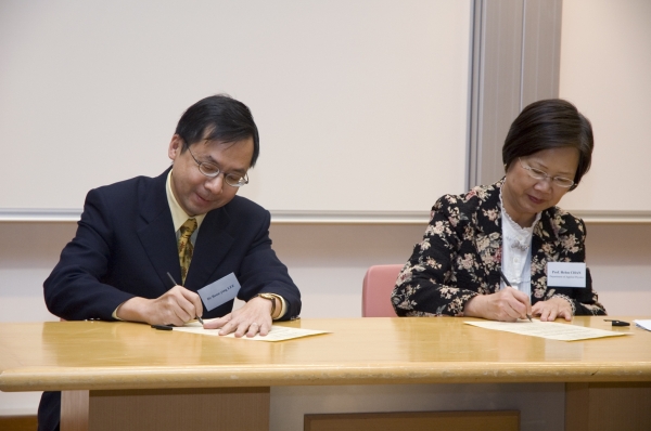Professor Chan Wong Lai-wa (right), Head of Department of Applied Physics of the Hong Kong Polytechnic University, and Dr. Lee Boon-ying (left), Assistant Director of the Observatory, at the signing ceremony