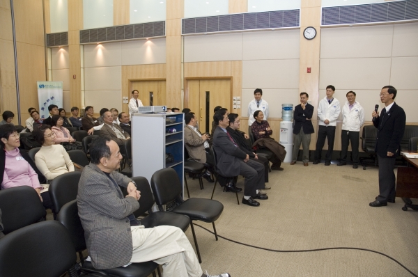 District councillors having an exchange session with Mr Chiu-ying Lam, Director of the Hong Kong Observatory