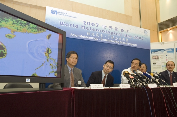 Figure 1  The Director, Mr C Y Lam, explained the propagation of tsunami waves as simulated by a numerical tsunami model when a hypothetical undersea earthquake occurred in the South China Sea.