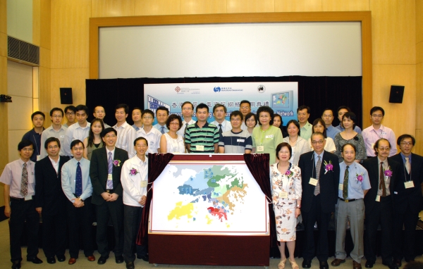School members of the 'Hong Kong Community Weather Information Network' pictured with the guests.