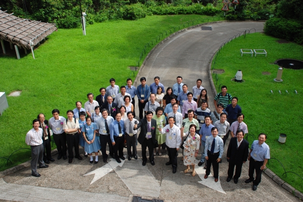 Guests and school members celebrating the inauguration of the 'Hong Kong Community Weather Information Network'