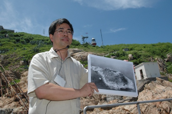 Mr Edwin Ginn, Senior Scientific Officer, explaining to the media new facilities of the Waglan Island Automatic Weather Station