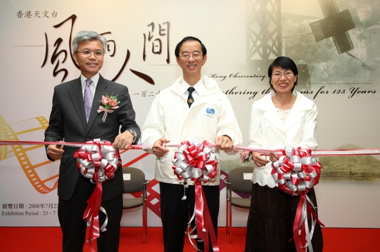 (From left) Assistant Director of the Leisure and Cultural Services Dr Ng Chi-wa, Director of the Hong Kong Observatory Mr Lam Chiu-ying and Chief Curator of the Hong Kong Museum of History Ms Leung Kit-ling officiated at the opening ceremony of the 'Hong Kong Observatory - Weathering the Storms for 125 Years' exhibition.
