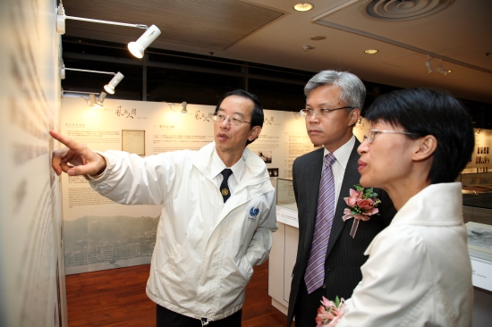 Director of the Hong Kong Observatory Mr Lam Chiu-ying introducing the exhibits to the guests
