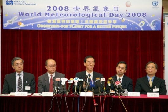 Director of Hong Kong Observatory Mr Lam Chiu-ying (middle) briefed on the updated projection for the temperature trend in Hong Kong in the 21st century, and the work in 2008