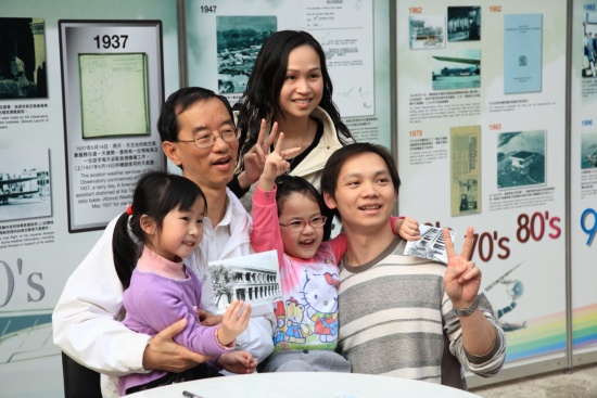 Director of Hong Kong Observatory Mr Lam Chiu-ying taking photos with visitors