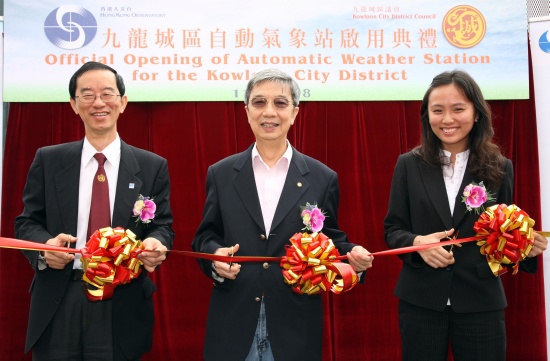Guests officiating at the opening ceremony of the automatic weather station for the Kowloon City District<br>(from left): Director of the Hong Kong Observatory, Mr Lam Chiu-ying; Chairman of the Kowloon City District Council, Ir Wong Kwok-keung; and Acting District Officer of the Kowloon City District, Ms Kwan Hiu-yeung