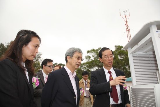 Director of Hong Kong Observatory Mr Lam Chiu-ying explaining the operation of the automatic weather station for the Kowloon City District