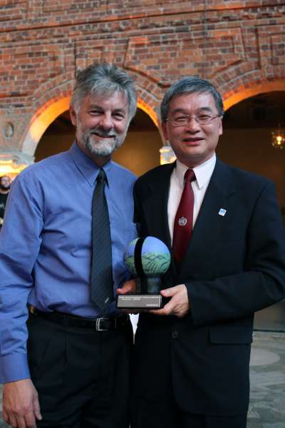 Dr CM Tam of the HKO with the Trophy and Mr E Mardle, Chairman of the Grand Jury of Stockholm Challenge after the awards presentation ceremony at Stockholm.