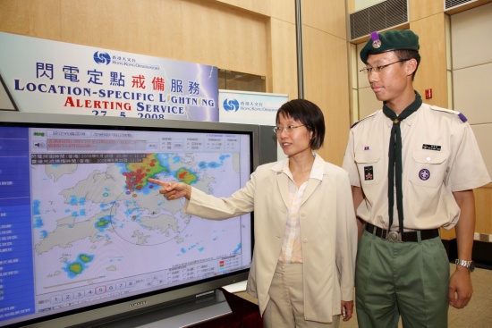 Acting Assistant Director of the Observatory, Ms Lau Sum-yee, and Assistant Headquarters Commissioner (Meteorology) of Scout Association of Hong Kong, Mr Chan Ka-wing, introduce the new lightning alert service