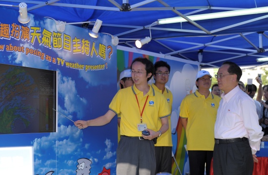 Mr Tsang visits the booth of Hong Kong Observatory.