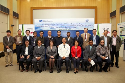 A group photo of Director of the Hong Kong Observatory, Mr Lam Chiu-ying (front row centre), and participants of the training course on city weather forecast at the opening ceremony of the course.