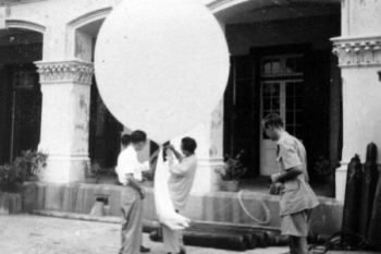 工作人员于一九五零年在天文台施放测风气球