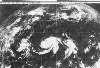 天文台于一九七八年七月二十六日所接收的地球同步气象卫星低分辨率卫星图像。图上显示(自左至右) 强烈热带风暴爱娜斯、台风芸蒂及台风维珍妮亚。
