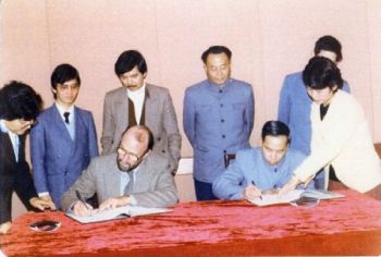 天文台台长(左)与广东省气象局局长(右)签署合作协议