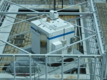 天文台于空中交通管制大楼的天台上安装的一套激光雷达