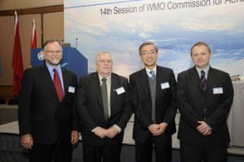 新任航空气象学委员会主席及天文台助理台长（航空气象服务）岑智明（右二）与委员会两位前任主席Carr McLeod（2006-2010，左二）和Neil Gordon博士（1999-2006，左一）合照