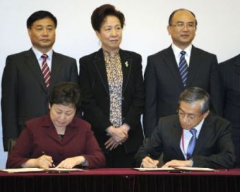 香港天文台台长 (右)与深圳市气象局局长（左）签署《数值天气预报技术长期合作协议》