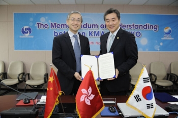 港天文台台长岑智明（左）与韩国气象厅厅长赵锡俊（右）在签署合作谅解备忘录后合照