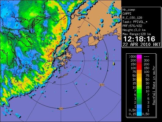 圖二 2010年4月22日下午12時18分的雷達圖像。當時一條颮線正在橫過香港西部地區。