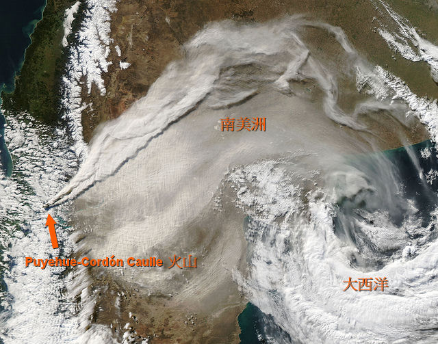 图一 NASA的Aqua卫星上的MODIS仪器所拍摄的可见光图像。这图像显示火山灰烟羽从智利Puyehue-Cordón Caulle火山中喷发出来(时间:2011年6月12日协调世界时18:05) ,灰羽吹向东北并卷入一个位于大西洋上的低压区中。