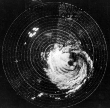1962年香港第一台天氣雷達觀測到颱風溫黛迫近香港時的情況。