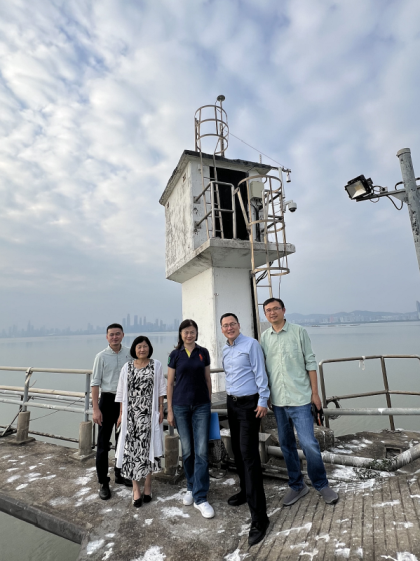2025年10月30日，香港天文台工作人員陪同國家海洋局代表團參觀了尖鼻咀潮汐站，並介紹了正在該站測試的遙感水位測量儀。