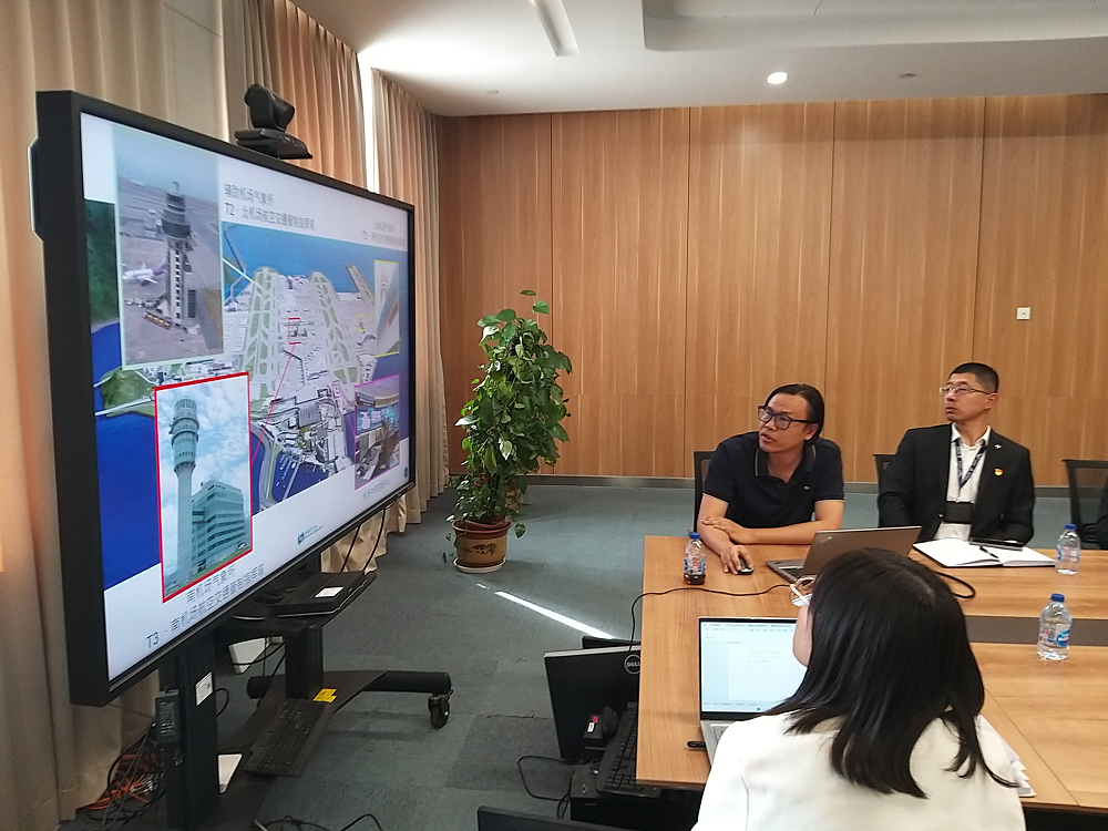 香港天文台高级学术主任周真源先生为大兴空管中心气象台人员介绍香港天文台航空气象服务