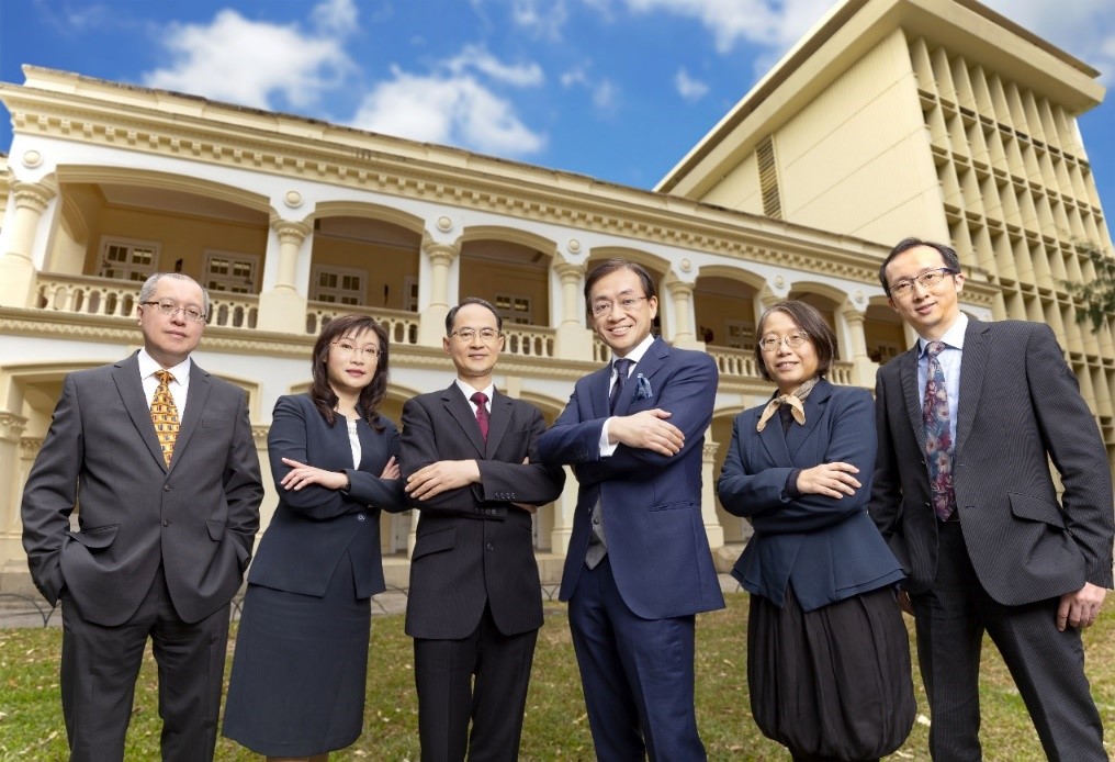Mr Shun Chi-ming (third from right) and successor Director Dr Cheng Cho-ming (third from left) with four Assistant Directors