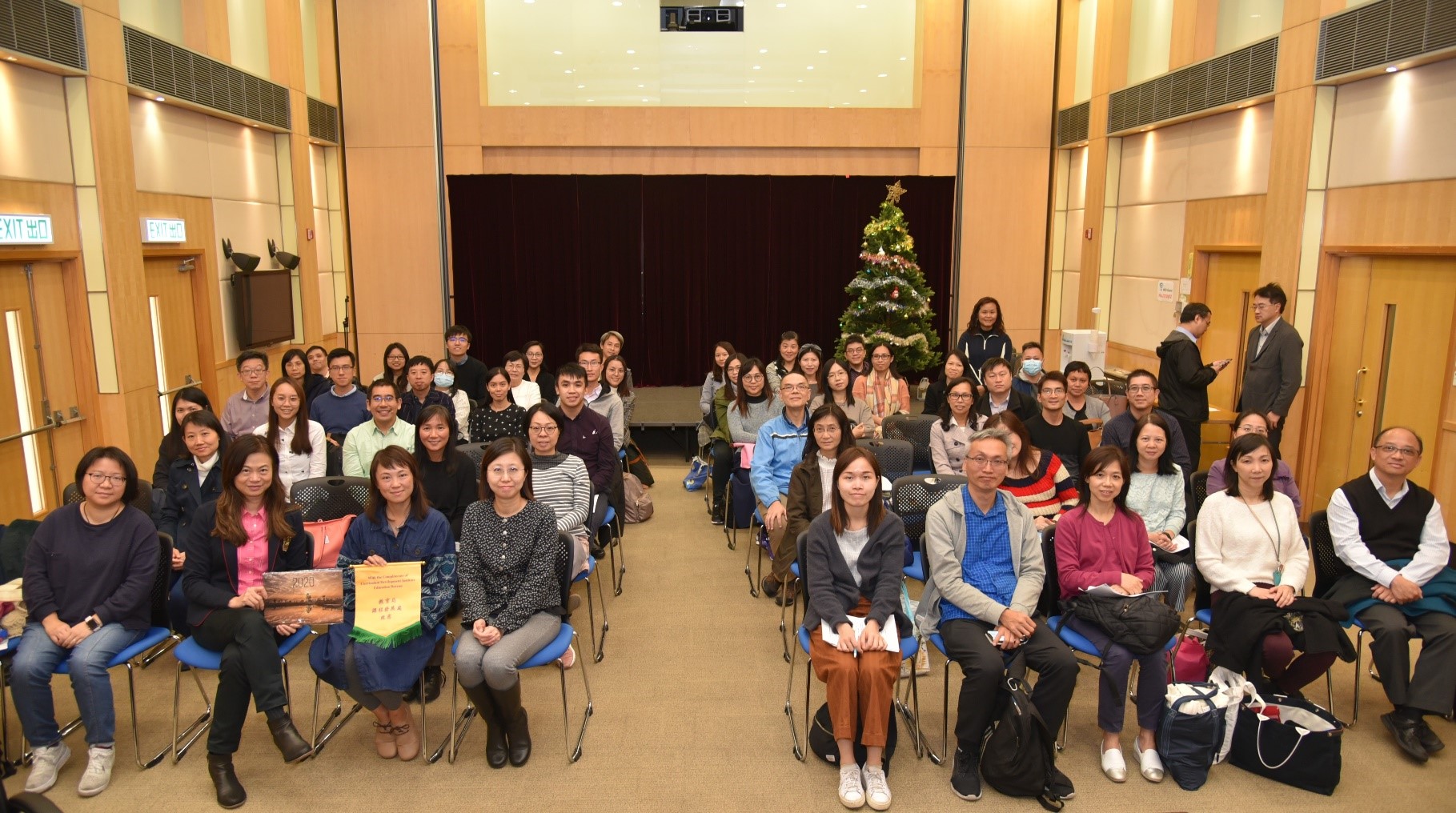 Seminar on natural hazards and related fieldwork, organised by the Education Bureau, was held at the Observatory on 3 January 2020