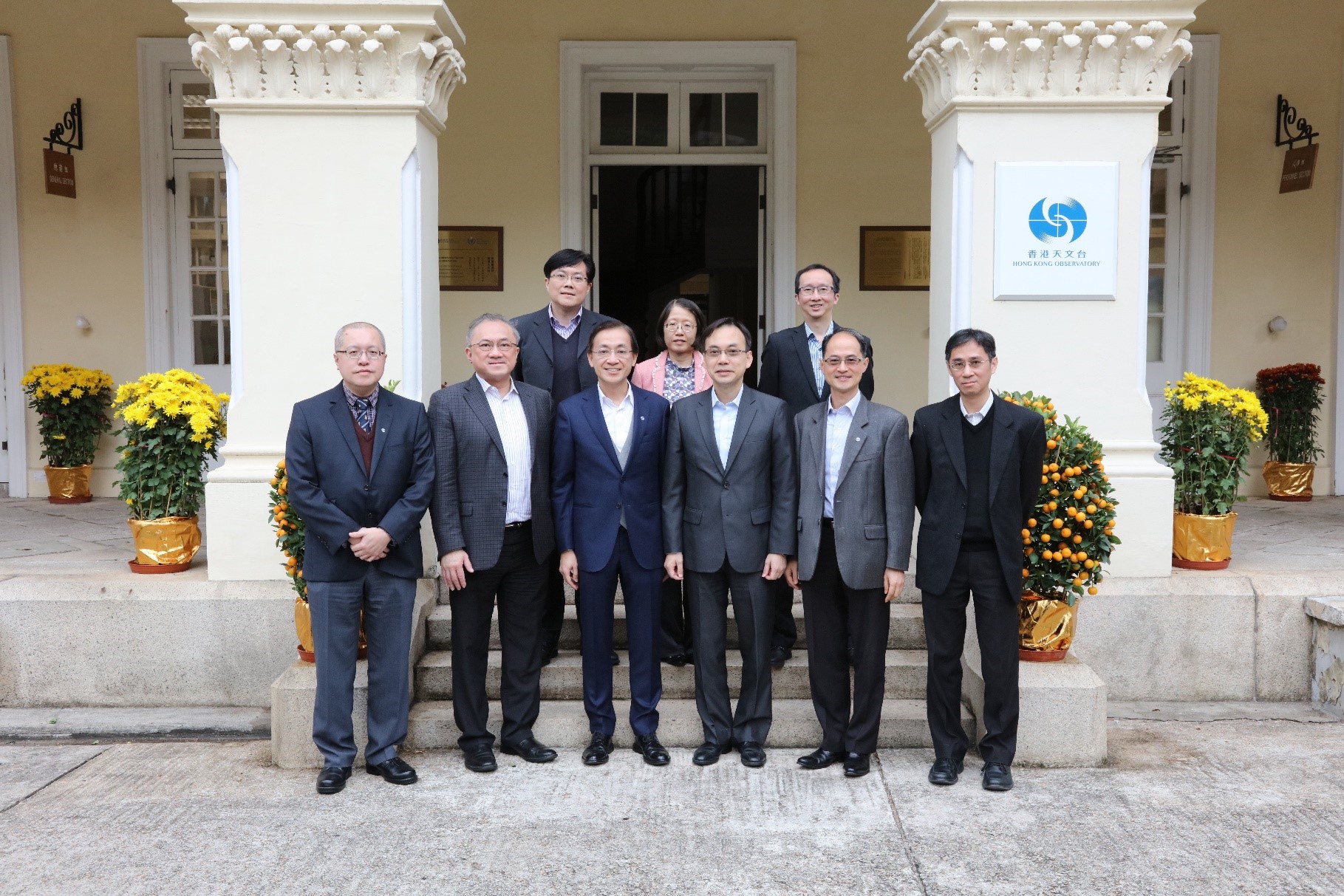 Mr Chaucer Leung Chung-yin (front row, third from right), Director-General of Communications of the Communications Authority, led a delegation to the Observatory on 22 January 2020