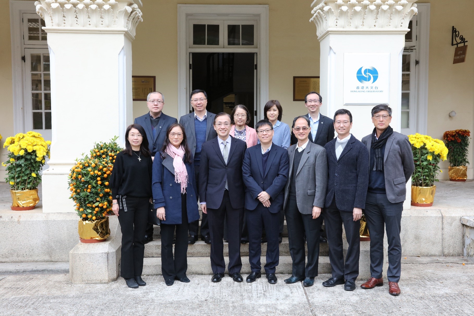 Mr Yu Tak-cheung, JP (front row, fourth left), Director of Buildings, led a delegation to visit the Observatory on 3 February 2020