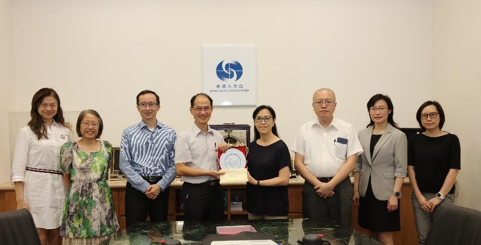 Ms Yeung Pui-yi, Chief Scientific Assistant (fourth from right), retired