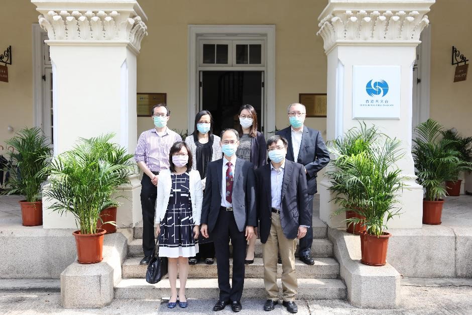 Commissioner for Innovation and Technology Ms. Rebecca Pun Ting-ting, JP (left on the front row) led a delegation to visit the Observatory (29 April)