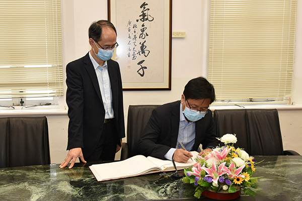 Deputy Secretary, Mr. Eric Chan Sui-wai, JP (right) of the Commerce and Economic Development Bureau led a delegation to visit the Observatory (28 May)