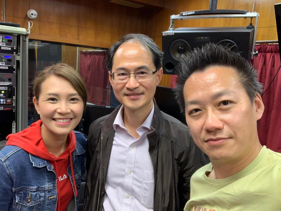 Dr ChengCho-ming (middle), Director of the Observatory, appeared on RTHK’s programme “Climate Watcher” to review the weather of Hong Kong in 2020