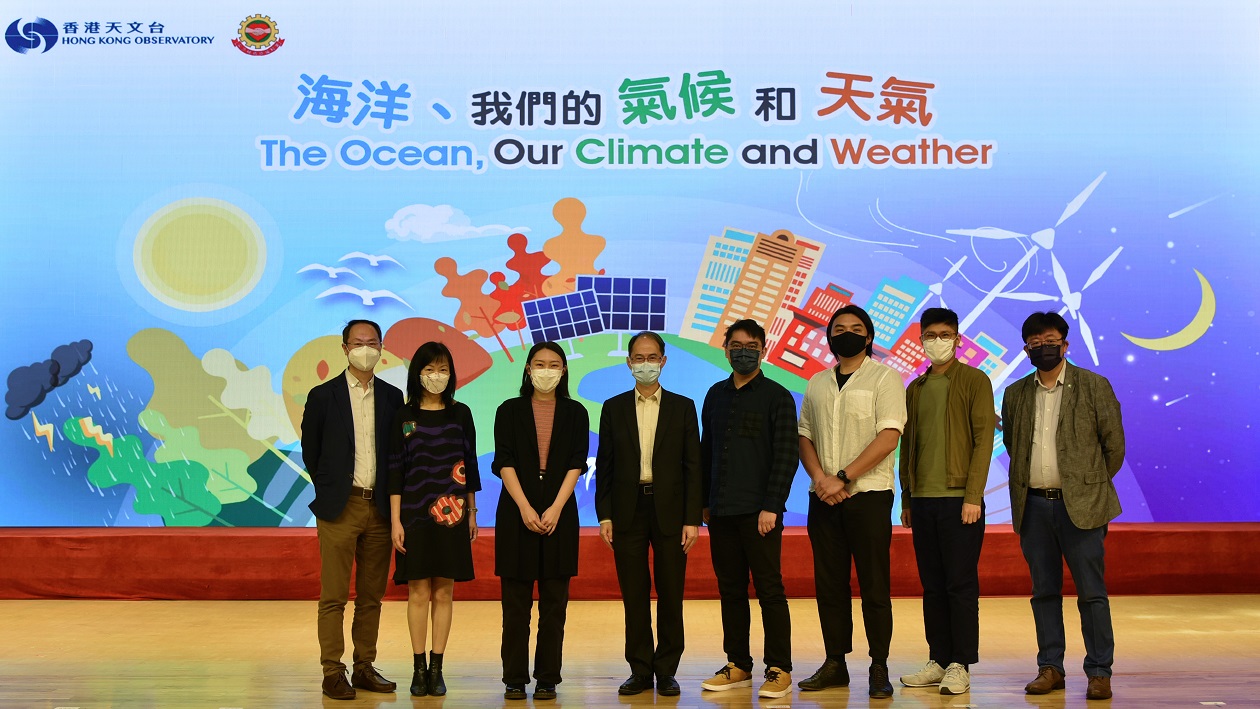 The competition winners, together with representatives of CEDD (first from left), ArchSD (second from left) and HKIA (first from right), and the Director of the Observatory, Dr Cheng (fourth from left), in the Observatory’s live webcast