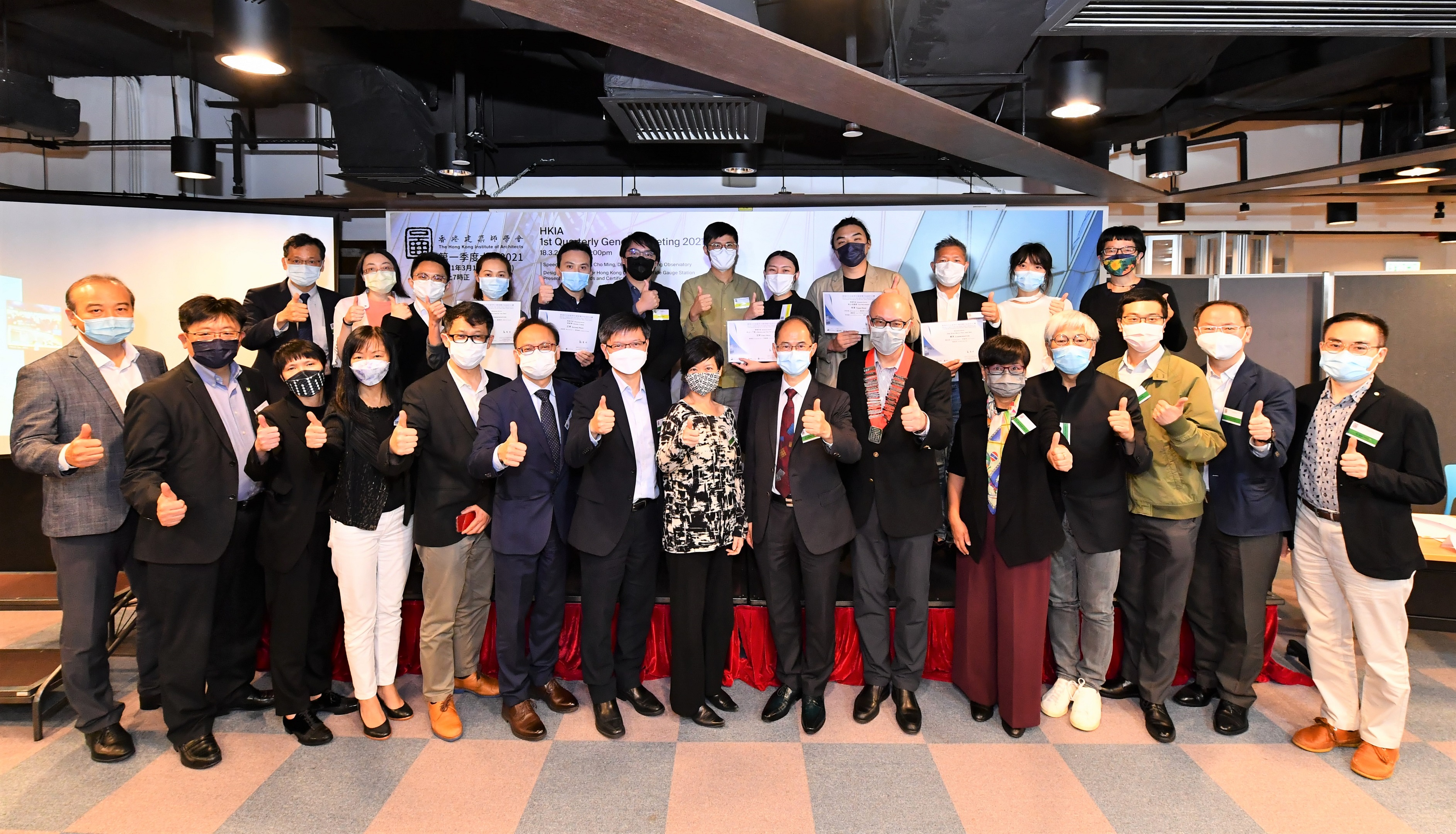 香The Director of the Observatory, Dr Cheng Cho-ming (seventh from the right in the front row), representatives of other co-organisers, and the winners of the design competition